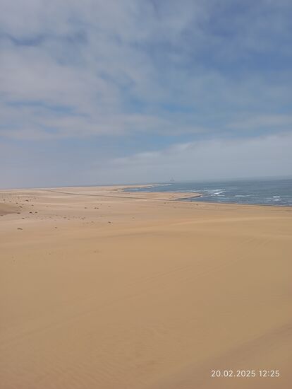 Stimmt ! Im Westen liegt der Atlantik, auf den wuir hier runterblicken können, bevor es dort unten auf die Straße von Walfishbay nach Swakopmund geht.