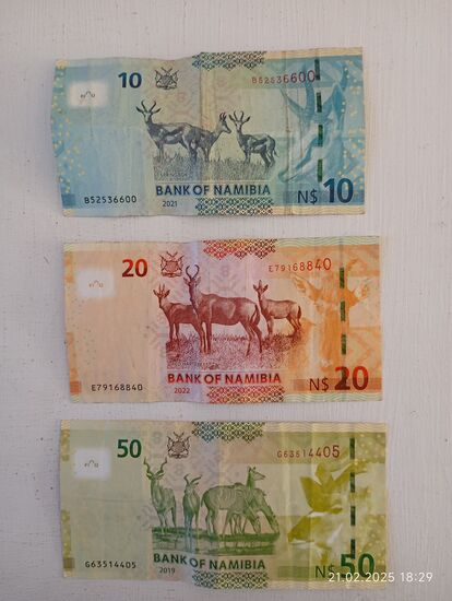 an einem nur für Einheimische vrogesehenen Geldautomat konnte man maximal 300 N$ (= € 15,80 ) abheben, das konnte ich sein lassen !