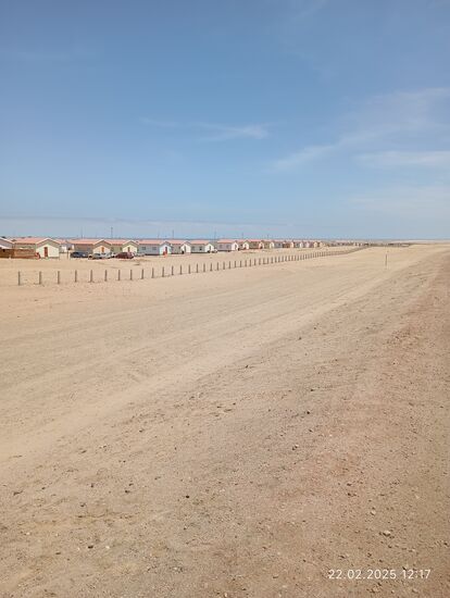 Ich werde später mal versuchen, direkt dorthin zu fahren, um zu sehen, ob die Häuser auch Strom- und Wasseranschluß haben.