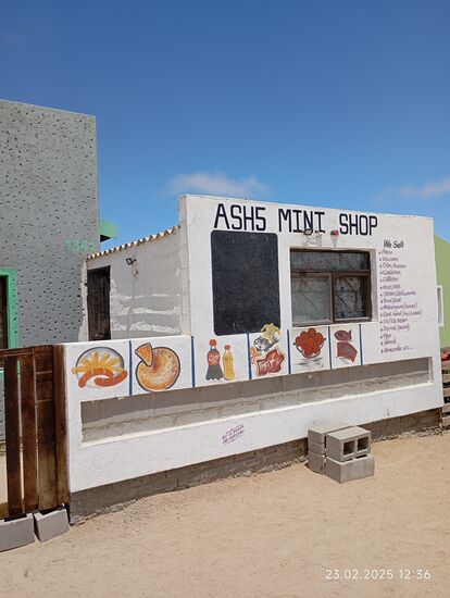 Diese Imbißbude hat jemand vor das Haus gesetzt, an anderer Stelle stand ein ausgedienter Wohnwagen als Imbißstand, aber Blechhütten gibt es hier nicht !