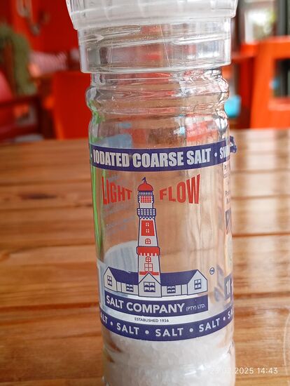 den Leuchtturm hatte ich doch gestern vor dem Eingang der SALT COMPANY gesehen. Da wird also auch bestes Speisesalz neben Unmengen Streusalz hergestellt !