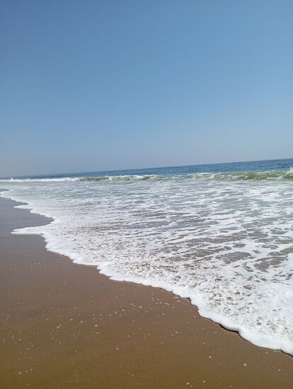 Der Fahrer vermeidet deutlich den Kontakt von Brandung und seinen Reifen, aber links sind immer wieder steile Abbruchkanten.