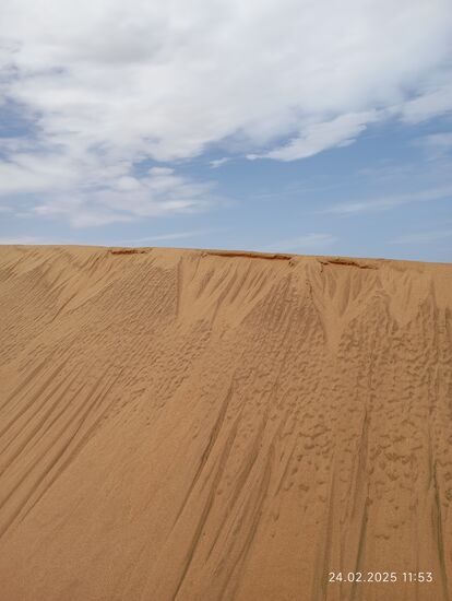 Im Hochgebirge passiert so etwas auch im Schnee, wenn die oberste Schicht auftaut und dann gefriert, können so Lawinen entstehen