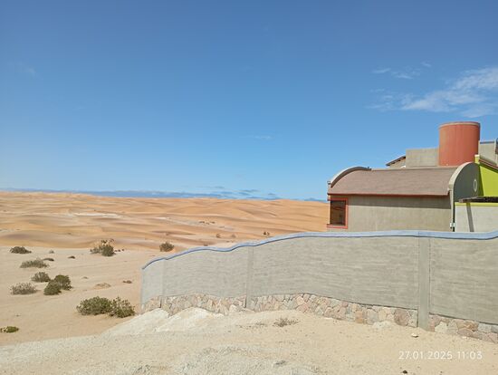 dort, wo man vereinzelte Büsche sieht, ist wohl die Talsohle des Swakop River