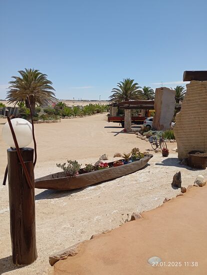 ein Blick in den Hof des Hotels, rechts Solarpanels, die nach Norden ausgerichtet sind, ja richtig, hier steht die Sonne ja mittags im Norden !