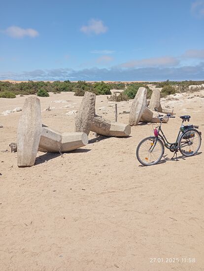 so etwas kennt man doch von Hörnum auf Sylt. Ich frage den Naturschutzaufseher, was diese Dinger denn hier bedeuten sollen, er kann es mir auch nicht erklären, aber als ich ihm erzähle, dass man in Hörnum diese Steine massenweise gegen die Seebrandung aufgebaut hat, um den Küstensand zu schützen, da meint er, na ja, wahrscheinlich brauchte man die im Jahr 1969, als der Swakopriver hier oben war und den Friedhof etwas oberhalb hätte wegspülen können.
