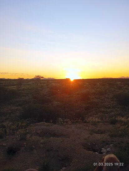 So sieht nun unser Abschiedsfoto aus, bevor wir zum festlichen Abendbrot starten mit gesäuberten rohen Pilzen von heute früh ! und einem speziellen namibischen Knabberessen omayova