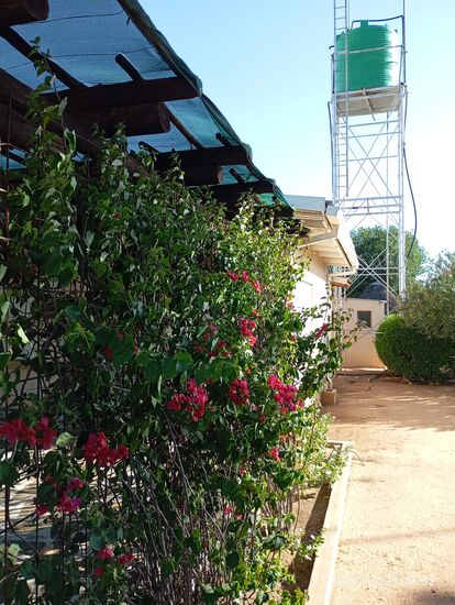 Wasserbehälter müssen hoch genug aufgestellt sein, damit man im Haus den Hahn erfolgreich aufdrehen kann