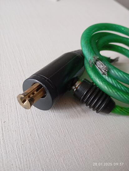 Beim Abschließen, als ich den Schlüssel abzog, muß ich wohl diees Zylinderstück mit rausgezogen haben, reindrücken oder-drehen ging anschließend nicht mehr.
Blieb nur Durchtrennen des Stropps, aber wie mit welchem Werkzeug ?