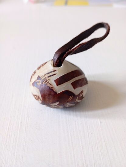 What is your name ? Or the name of your wife or children ? Hier kann er deinen Namen noch reinschnitzen und dann wird über den Preis verhandelt. 
Wenn Du mehrere abnimmst, gibt es Mengenrabatt!. Wieviele möchtest Du ? Ich könnte mehrere gebrauchen, er will 1000 N$ für 8 Stück, also 6,60 € pro Stück. Wir einigen uns auf 640 N$ für alle 8.Pro Stück also mit Namen 4,20 €
Da habe ich ein persönliches Mitbringsel für viele Bekannte in Deutschland.