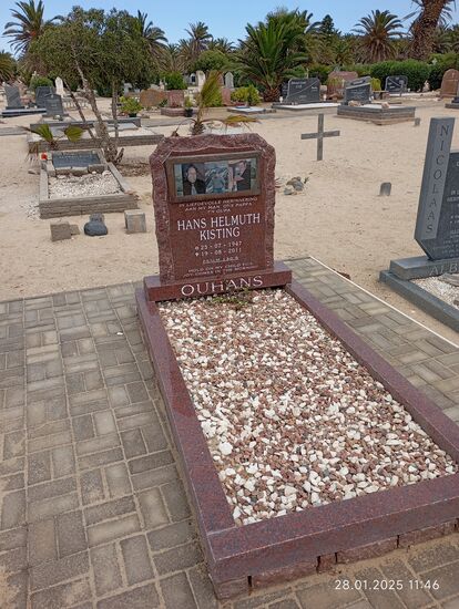 Mit viel Steinpflaster läßt sich wohl Wasser sparen.. Weiter hinten trocknet ein Holzkreuz im Wüstensand aus