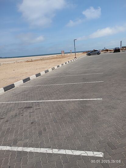 so leer sind die Parkplätze in der Nebensaison bei bestem Wetter ! Da kann man sich per Rad gut links vom Linksverkehr halten, aber hinten muß man wieder rechts raan !