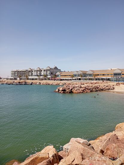 Ein ideales Badebecken mit schöner Kulisse rundherum ort of Platz am Meer !