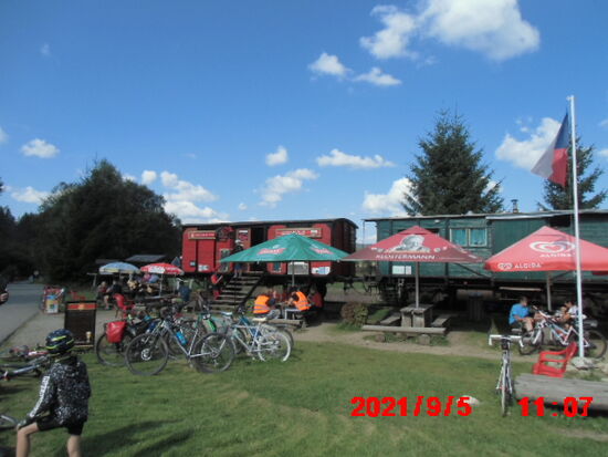 Tagsüber werden die Fahrradwagen als Imbißbuden genutzt, Sonntag abend rollen sie leer nach Budweis zurück, fürs nächste Wochenende ! Das Abstellgleis hier führt direkt an die Grenze zu Bayern.