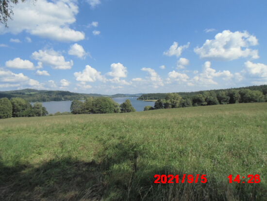 Ein erster Blick zum Stausee. da stehen uns heute ja keine großen Steigungen bevor !