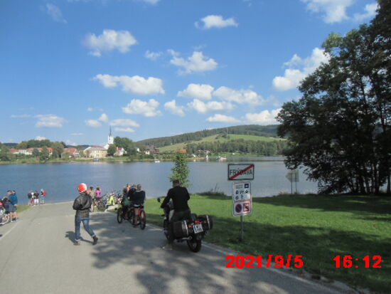 Alle volle Stunde fährt die Fähre nach Frymbork, der Andrang hält sich in Grenzen.