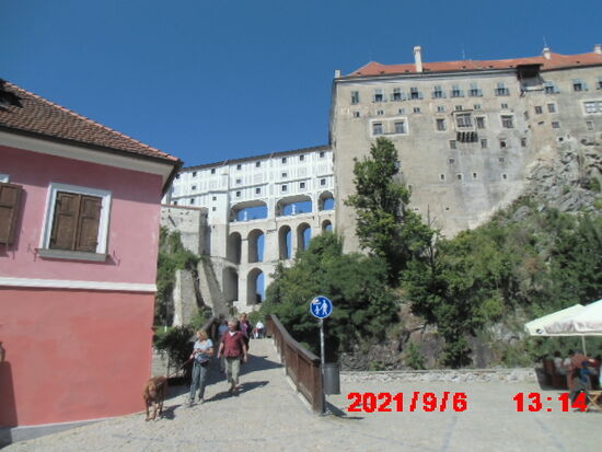 Ein weiteres Kloster überragt die Stadt auf einer Brücke.