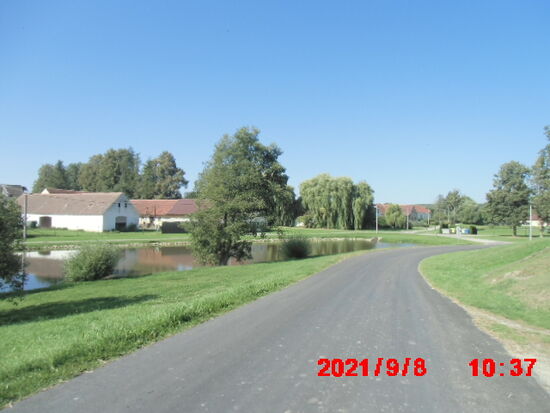 So kann es bleiben ! Leichtes Gefälle, blauer Himmel, Rückenwind und eine Bilderbuchlandschaft !