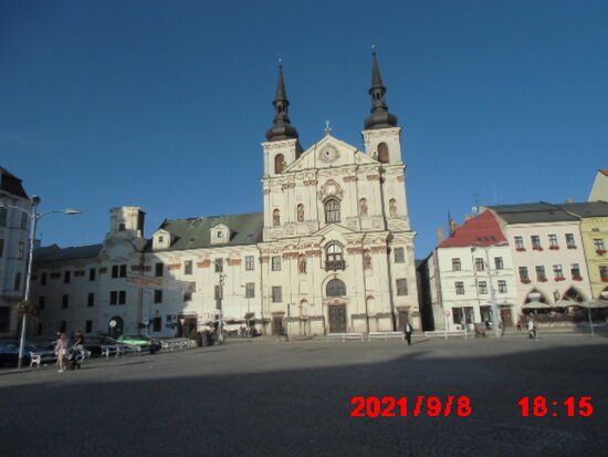 Ein schönes zentrum hat auch Jihlava, aber mittendrin ein Klotzbau aus kommunistischer Zeit, dessen Beton wohl nicht wegzusprengen ist. So wird er als Warenhaus genutzt....(nicht auf dem Bild, statt dessen die Kathedrale mit schöner Spieluhr.)