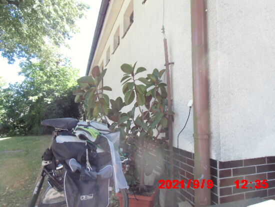 Die wichtigste Entdeckung zur Mittagspause ! Eine Steckdose mit Ladestrom. Ich lege mich auf die Bank, meine Batterie lädt 2 1/2 Stunden und ich genieße die Sonne und die leichte Brise um die Nase. Nun brauche ich mir um ein begrenztes Tagesziel keine Sorgen mehr zu machen !