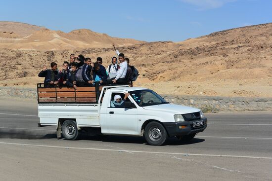 Ein großes Hallo und freundliches Winken aus dem tunesischen "Schulbus"