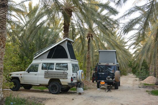 Wir stellen die beiden Geländewagen über Eck und bereiten uns eine gut gewürzte Mahlzeit