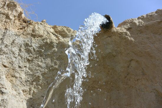 der letzte Wasserstrahl aus der artesischen Quelle