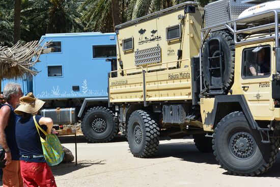 Outdoor-Fahrzeuge einer anderen deutschen Touristengruppe