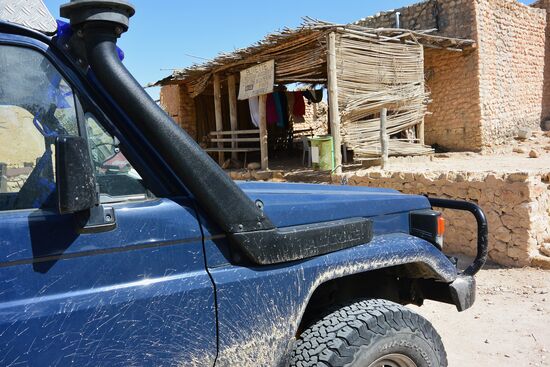 vor einem Wüstencafé