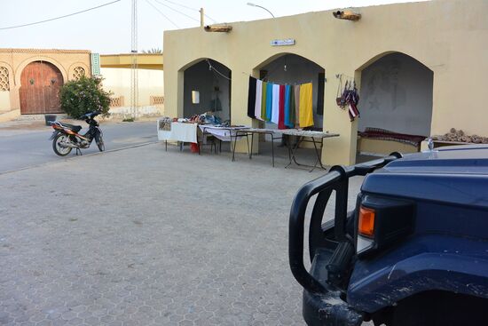 auf dem Parkplatz des kleinen Ladens in Nefta
