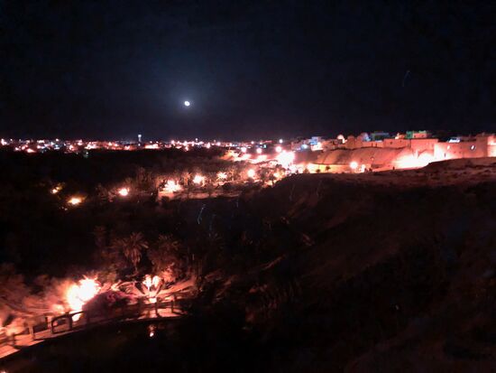 in der Nacht stehen wir noch lange oberhalb des tiefen Kessels