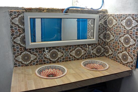 die Waschgelegenheiten in der exklusiv eingerichtete saubere Toilette des Cafés