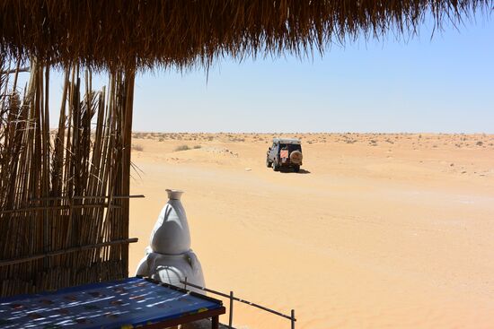 beim hervorragenden Espresso mit Blick auf den Parkplatz
