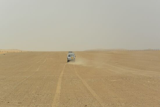 es geht über eine endlose Ebene aus kleinen Steinen