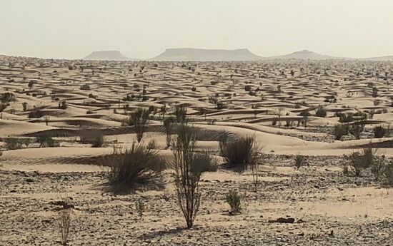 im Dunst des Horizontes sind mehrere Tafelberge zu erkennen