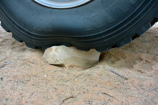 das Gummi der Reifen legt sich wie ein labberiges Tuch um die spitzen Steine herum