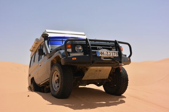 steil arbeitet sich unser Fahrzeug die Sandberge empor