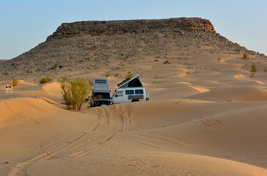 Camp unter einem Tafelberg ohne Namen