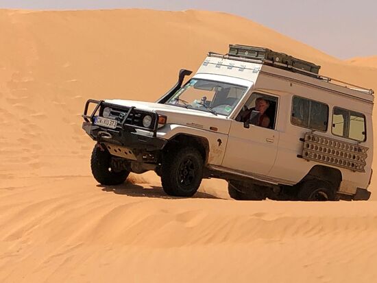 Gerhard kommt mit seinem Toyota heran