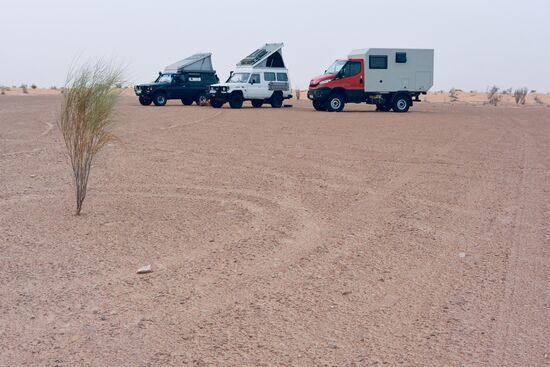 Übernachtung im Sturm auf einer Schotterebene