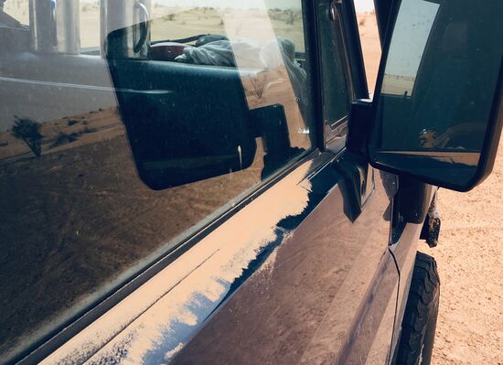 Der Sand verteilt sich bis in die kleinsten Ritzen.