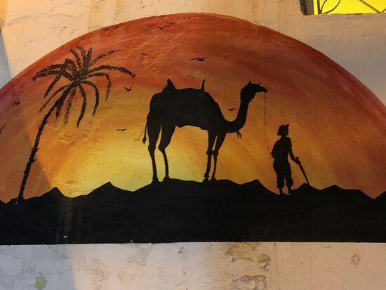 zurück in Douz: Gemälde an der Wand eines Restaurants