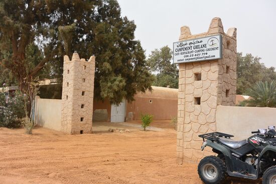 Einfahrt zum Camp "Oasis" in Ksar Ghilane