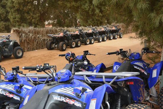 hunderte auf Touristen wartende Quads