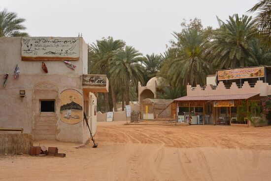durch das schwarze Fenster links vorne wird frisch gebackenes Brot verkauft
