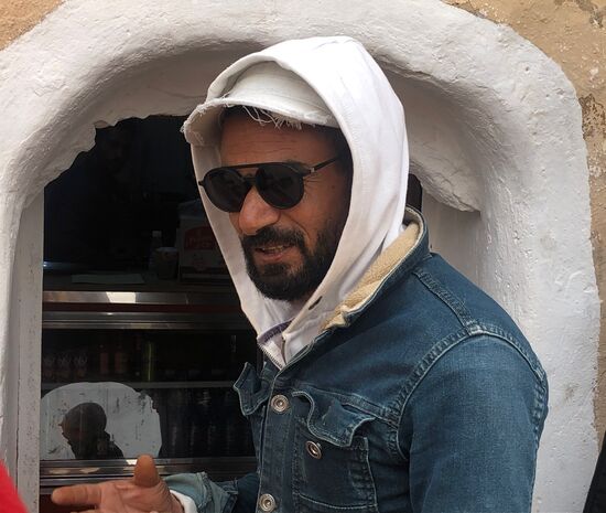 der Maler im Ksar von Ouled Soltane