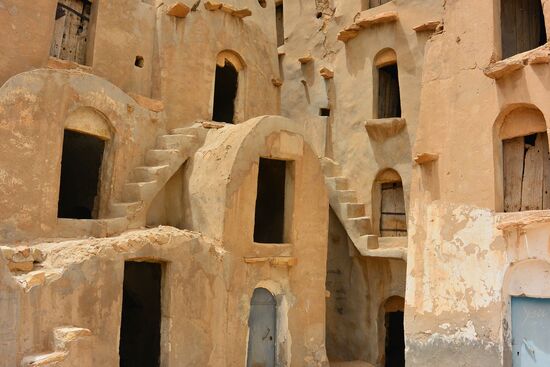 Treppenstufen winden sich über und untereinander
