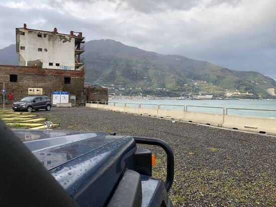 Ein kleiner Parkplatz in Castelmare di Stabia