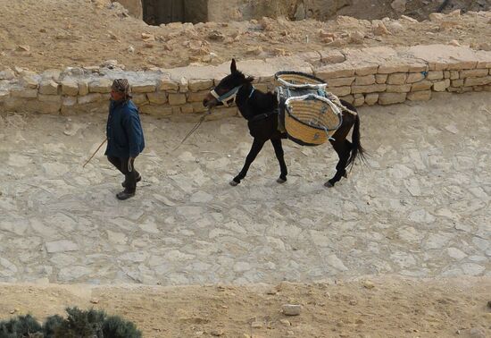 die Autos bleiben unten stehen