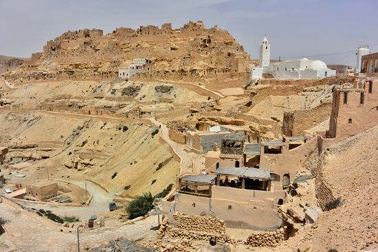 der Ort Chenenni mit seiner weißen Moschee